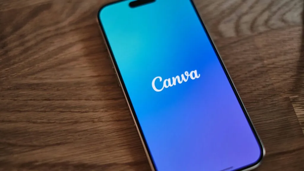 Interfaz de diseño de Canva con herramientas de animación y panel de métricas de marketing digital