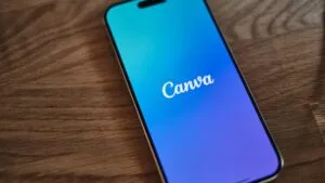 Interfaz de diseño de Canva con herramientas de animación y panel de métricas de marketing digital