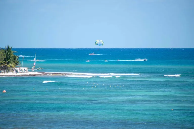 Imagen editorial de un hotel Hilton de lujo con vista al Caribe mostrando arquitectura moderna y experiencia premium