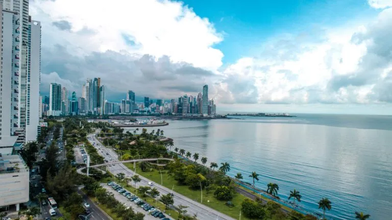 Infraestructura de energía renovable en Panamá con proyectos hidroeléctricos y eólicos