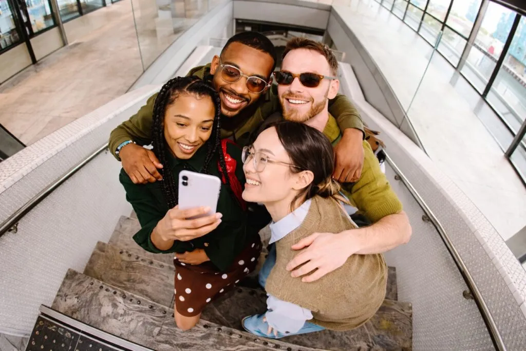 influencers en Estados Unidos adoptan estilo de vida analógico para reducir fatiga digital y reconectar sin pantallas