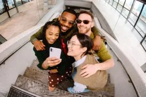 influencers en Estados Unidos adoptan estilo de vida analógico para reducir fatiga digital y reconectar sin pantallas