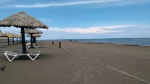 Turistas en negocios de playa Santa Ana en Veracruz tras mal clima, recuperación turística en el litoral