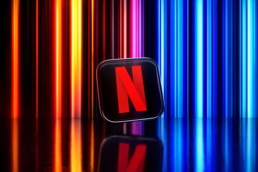 Representación editorial de una sala de edición de cine con inteligencia artificial y el logo de Netflix impulsando la IA cinematográfica