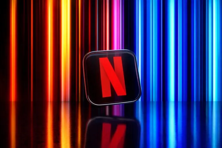 Representación editorial de una sala de edición de cine con inteligencia artificial y el logo de Netflix impulsando la IA cinematográfica