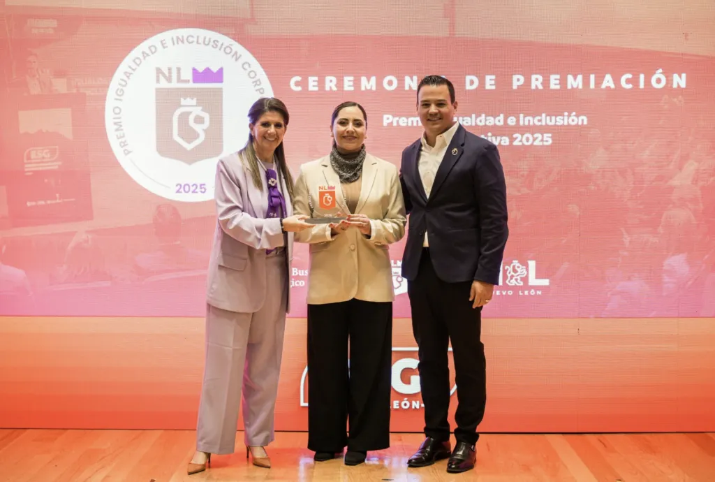 Representantes de AJEMEX reciben premio de inclusión y sostenibilidad en Nuevo León.