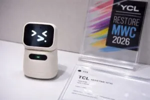 Niño usando tecnología infantil inteligente con TCL Tbot y reloj conectado en escritorio con IA