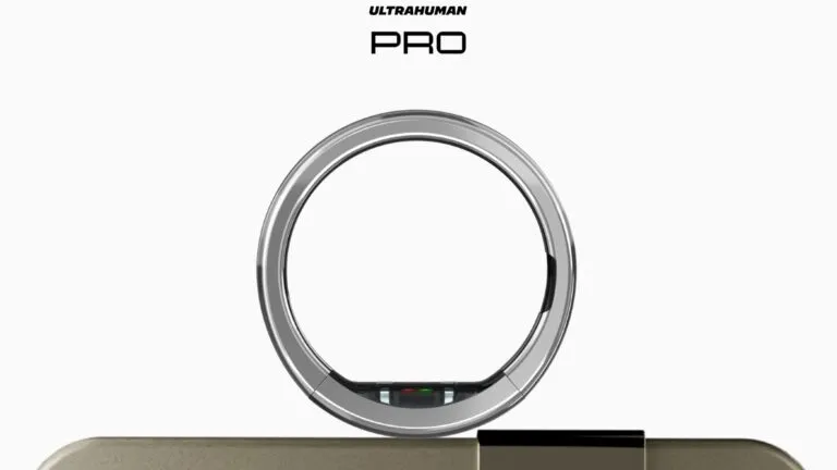 anillo inteligente de Ultrahuman sobre fondo tecnológico con gráficos biométricos y visualización de datos de salud digital