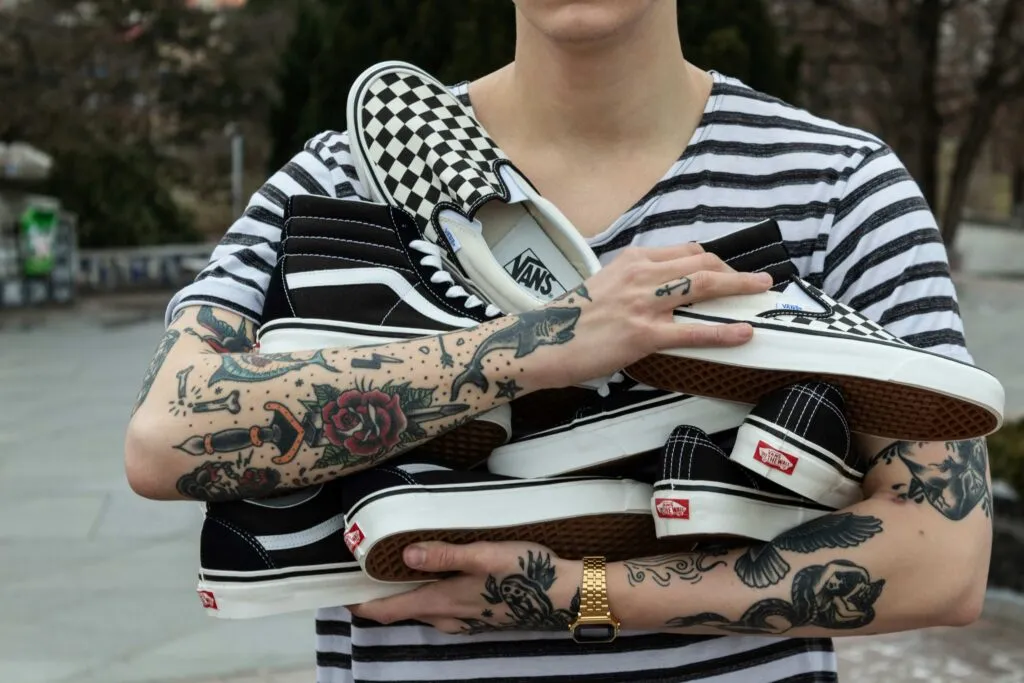 Escena dinámica de skate urbano con zapatillas Vans clásicas representando 50 años de cultura y estilo