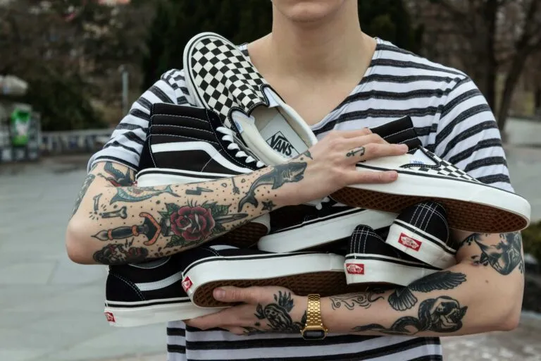 Escena dinámica de skate urbano con zapatillas Vans clásicas representando 50 años de cultura y estilo