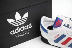 Zapatillas Adidas lifestyle cómodas y versátiles liderando tendencia urbana en España 2026