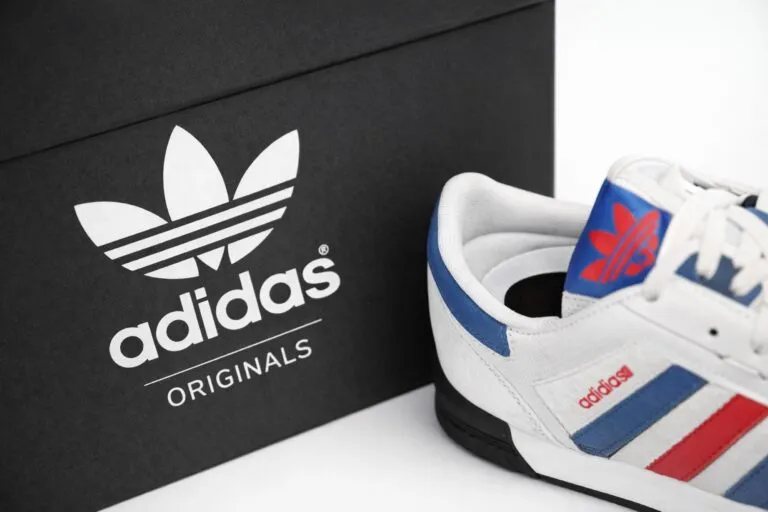 Zapatillas Adidas lifestyle cómodas y versátiles liderando tendencia urbana en España 2026