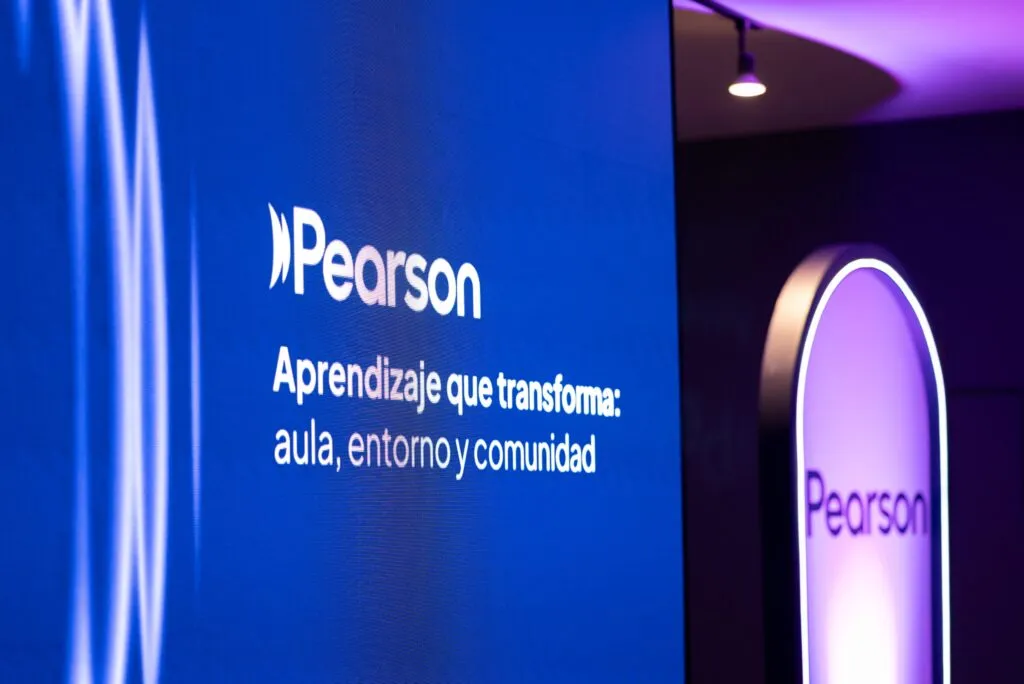 Pantalla de Pearson durante evento en Ciudad de México donde se presentó el modelo educativo 2025 con enfoque en enseñanza aprendizaje, aprendizaje multimodal y educación superior en el encuentro Aprendizaje que transforma Aula entorno y comunidad.