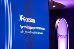 Pantalla de Pearson durante evento en Ciudad de México donde se presentó el modelo educativo 2025 con enfoque en enseñanza aprendizaje, aprendizaje multimodal y educación superior en el encuentro Aprendizaje que transforma Aula entorno y comunidad.