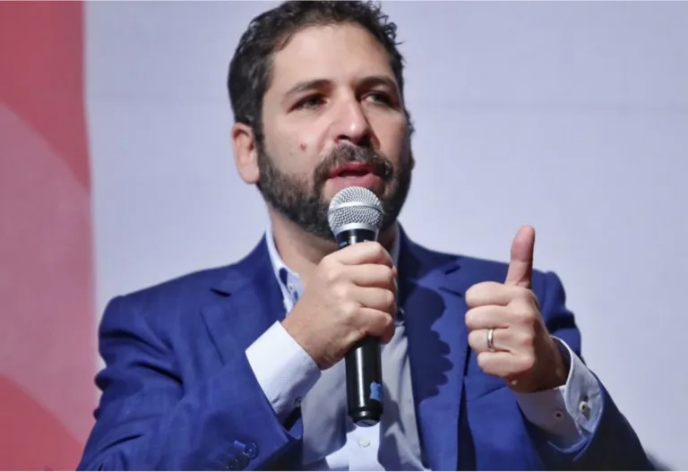 La empresa liderada por Ariel Picker entregó 110 kits de higiene personal a familias provenientes de distintos estados del país.