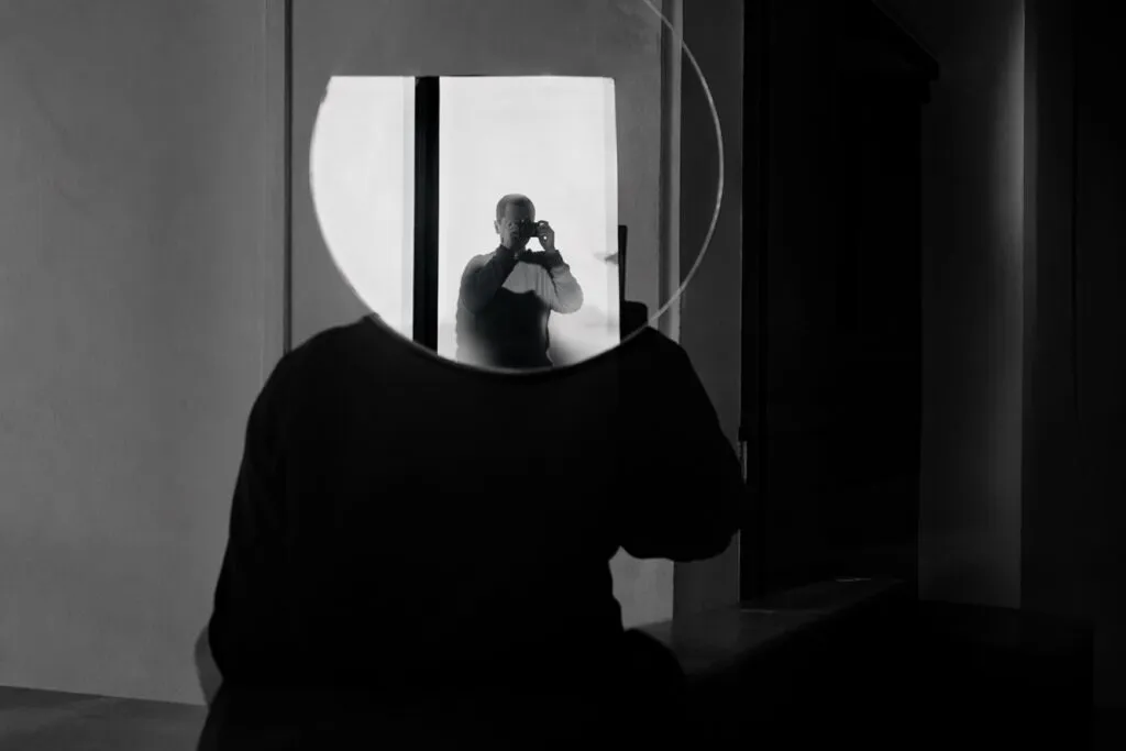 Kuba Dabrowski exposición en Varsovia con retratos íntimos durante festival internacional de cine en Polonia