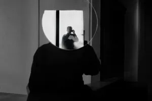 Kuba Dabrowski exposición en Varsovia con retratos íntimos durante festival internacional de cine en Polonia