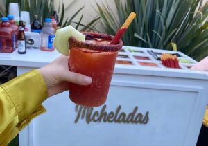 Barras de micheladas y snacks personalizados se convierten en tendencia en eventos sociales y negocios en crecimiento en México