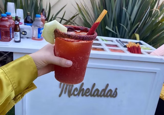 Barras de micheladas y snacks personalizados se convierten en tendencia en eventos sociales y negocios en crecimiento en México