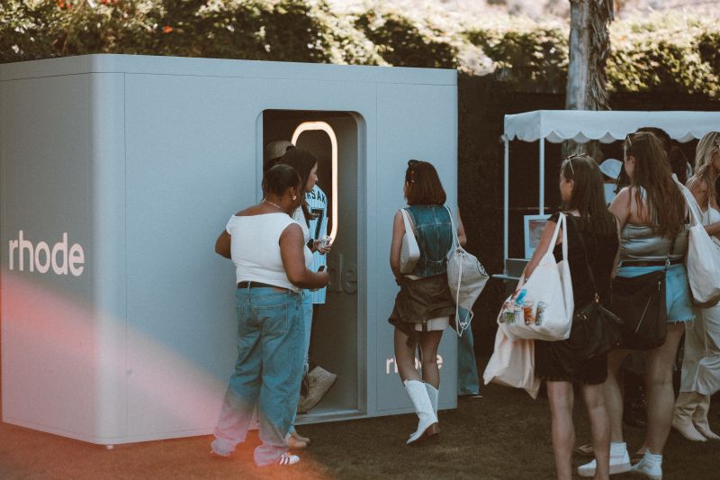 Activación de Rhode en Coachella mostrando estrategia viral global de marca emergente
