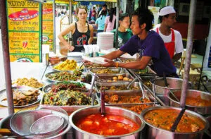 Comida callejera premium en entornos urbanos con propuestas gourmet que reflejan tendencias globales gastronómicas