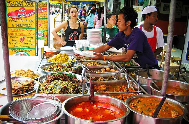 Comida callejera premium en entornos urbanos con propuestas gourmet que reflejan tendencias globales gastronómicas