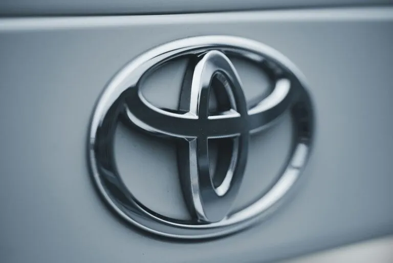 El logo Toyota integra todas las letras de la marca en su diseño con simbolismo e identidad visual estratégica