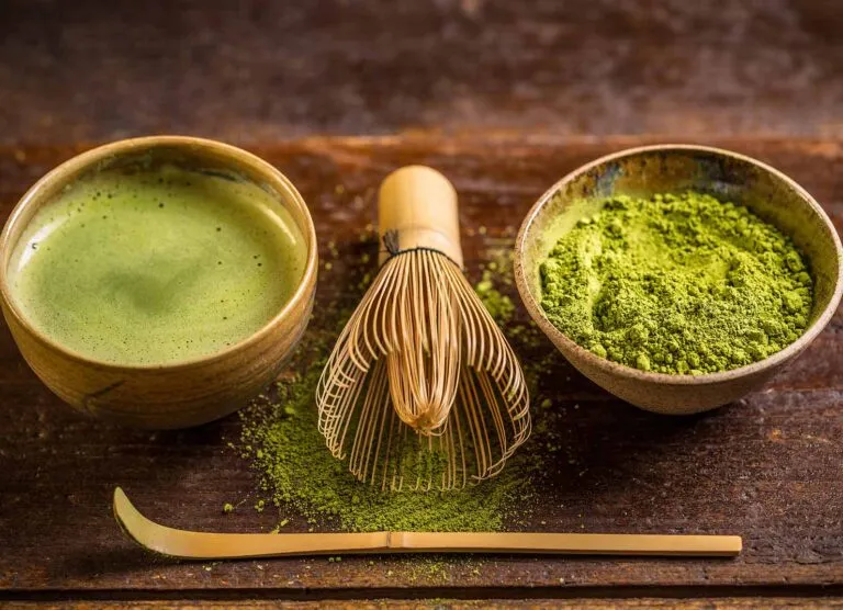matcha en CDMX servido en cafetería moderna con enfoque wellness y diseño minimalista