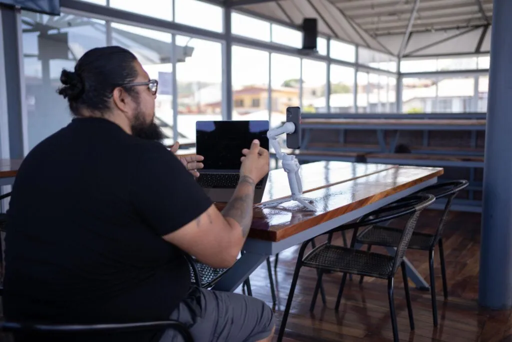 El regreso de lo auténtico en startups mediante contenido real y estrategias digitales de crecimiento orgánico