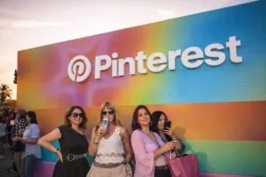 Coachella en Estados Unidos con influencers y marcas creando campañas de marketing experiencial global
