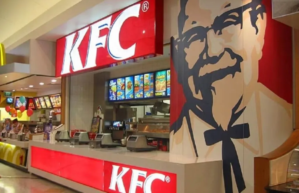 KFC pasó de una pequeña cocina en EE.UU. a un gigante global con franquicias y una marca sólida vigente