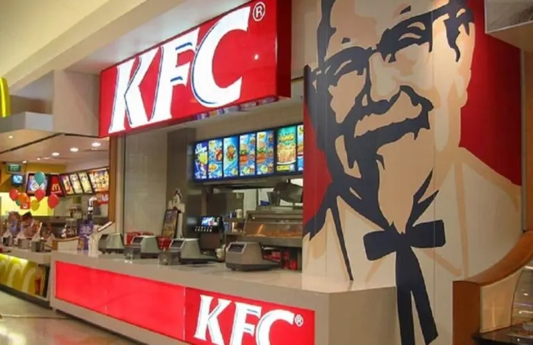 KFC pasó de una pequeña cocina en EE.UU. a un gigante global con franquicias y una marca sólida vigente