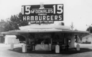 McDonald’s evolución de pequeño restaurante a cadena global con presencia en más de 100 países