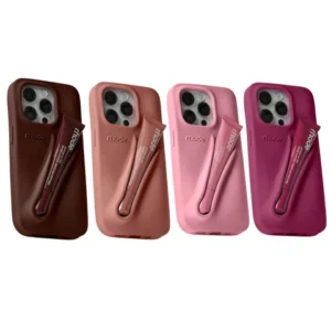 Producto lip gloss Rhode junto a funda de teléfono viral que impulsó el crecimiento de la marca de Hailey Bieber y su valuación millonaria