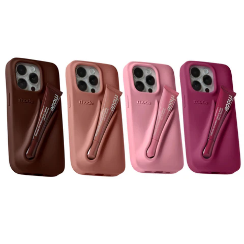 Producto lip gloss Rhode junto a funda de teléfono viral que impulsó el crecimiento de la marca de Hailey Bieber y su valuación millonaria