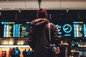 Viajeros internacionales en aeropuerto de México durante controles aduaneros por el Mundial de Futbol