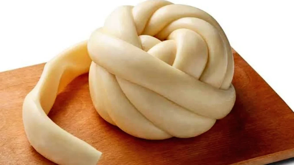 Queso Oaxaca artesanal con largas hebras tradicionales que impulsan la gastronomía mexicana internacional