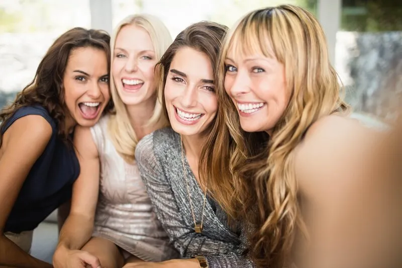 Botox party combinan tratamientos estéticos con experiencias sociales impulsando nuevas startups en la industria de la belleza