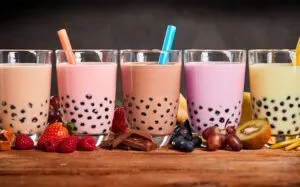 Bubble tea con perlas de tapioca en una cafetería moderna inspirada en tendencias asiáticas