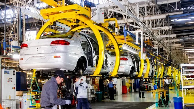 Planta de industria automotriz mexicana con producción de vehículos y enfoque en innovación y exportaciones