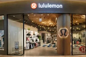 Lululemon domina tendencias de moda deportiva y wellness con prendas premium y estilo de vida aspiracional