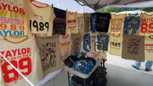 Merch no oficial de conciertos destaca por diseños creativos y startups que transforman la mercancía musical tradicional