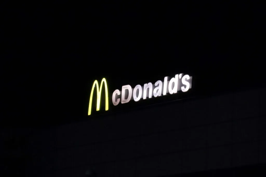 Tenis Nike McDonald’s durante una búsqueda en el desierto para fortalecer comunidad global y digital