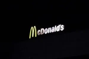 Tenis Nike McDonald’s durante una búsqueda en el desierto para fortalecer comunidad global y digital