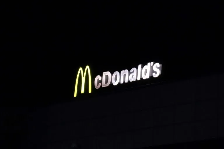 Tenis Nike McDonald’s durante una búsqueda en el desierto para fortalecer comunidad global y digital
