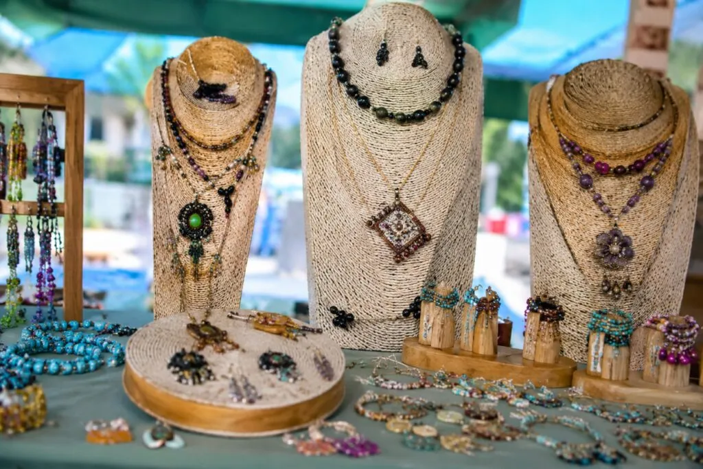 Productos artesanales y artesanías locales exhibidos en Morelos durante el Día de las Madres