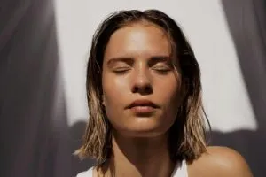 Silent skin con maquillaje natural y piel luminosa en tendencia de belleza 2026