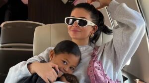Stormi Webster aparece en campaña de KHY impulsando estrategia emocional y digital de la marca de Kylie Jenner