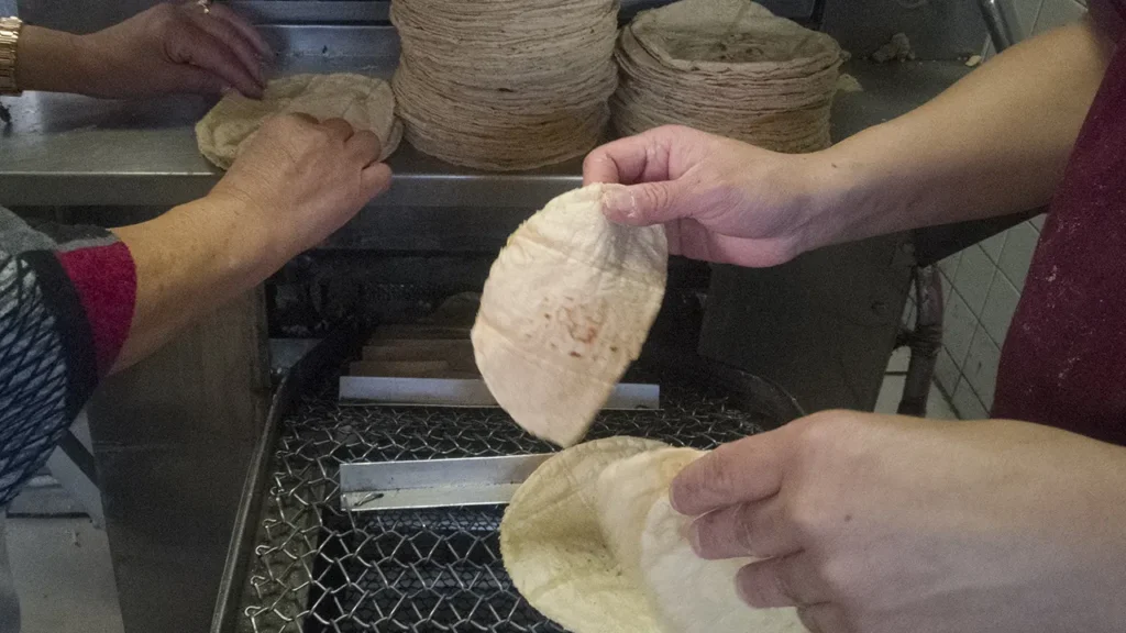 Tortillerías artesanales crecen alrededor del mundo gracias al interés global por la cocina mexicana auténtica