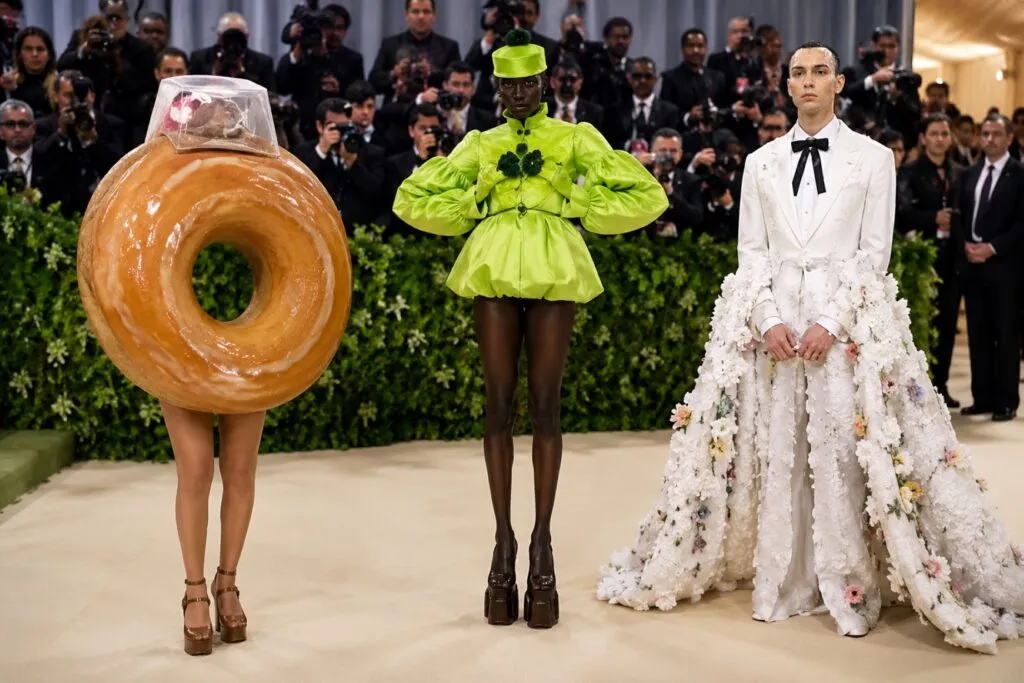 Trendjacking de lujo durante Met Gala 2026 con campañas virales y moda digital en Estados Unidos